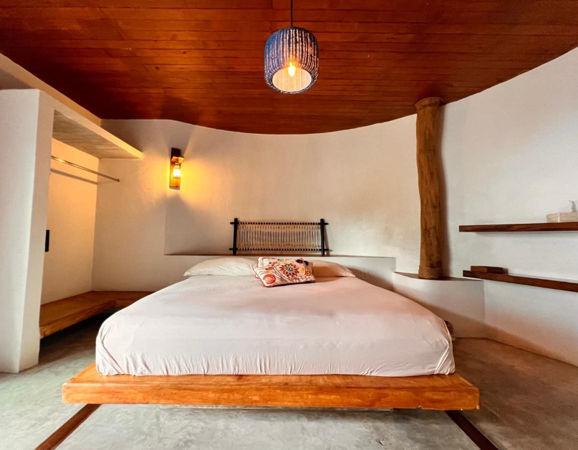 Habitación con cama extragrande y vistas a la piscina